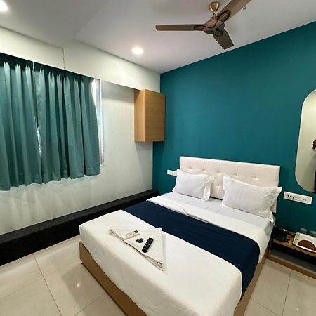 Hotel Sky Palace Adajan سورات المظهر الخارجي الصورة