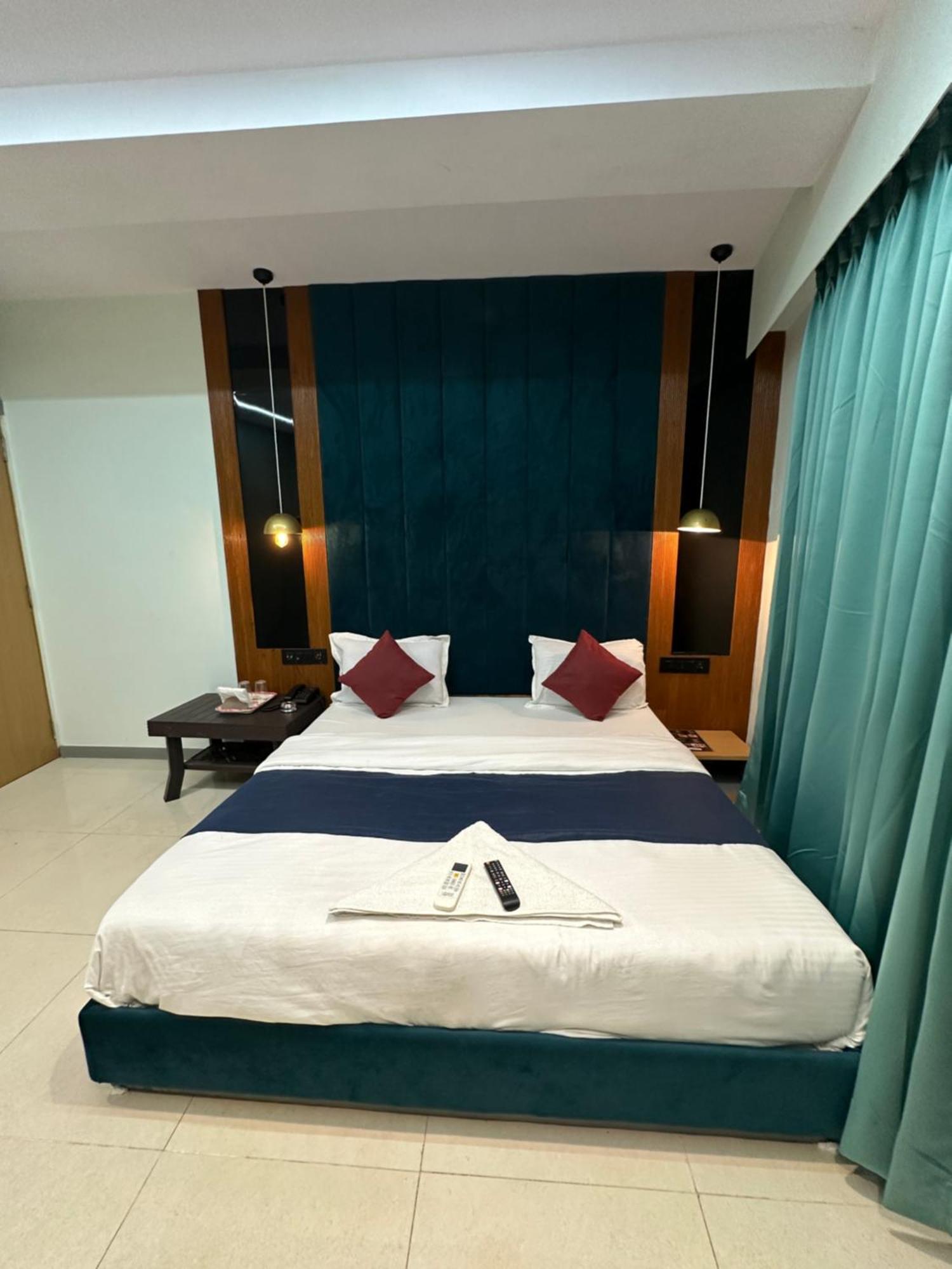 Hotel Sky Palace Adajan سورات المظهر الخارجي الصورة