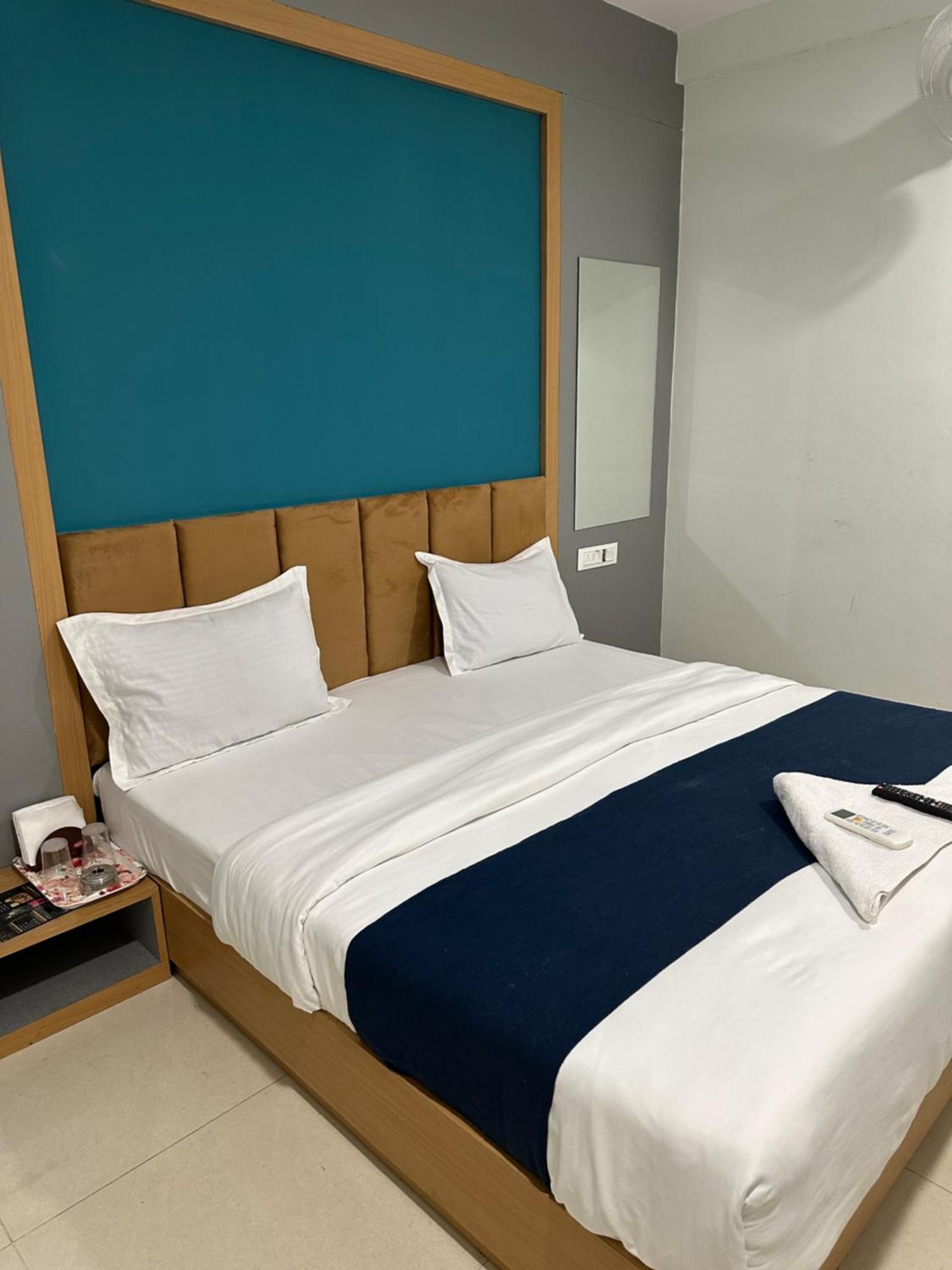 Hotel Sky Palace Adajan سورات المظهر الخارجي الصورة