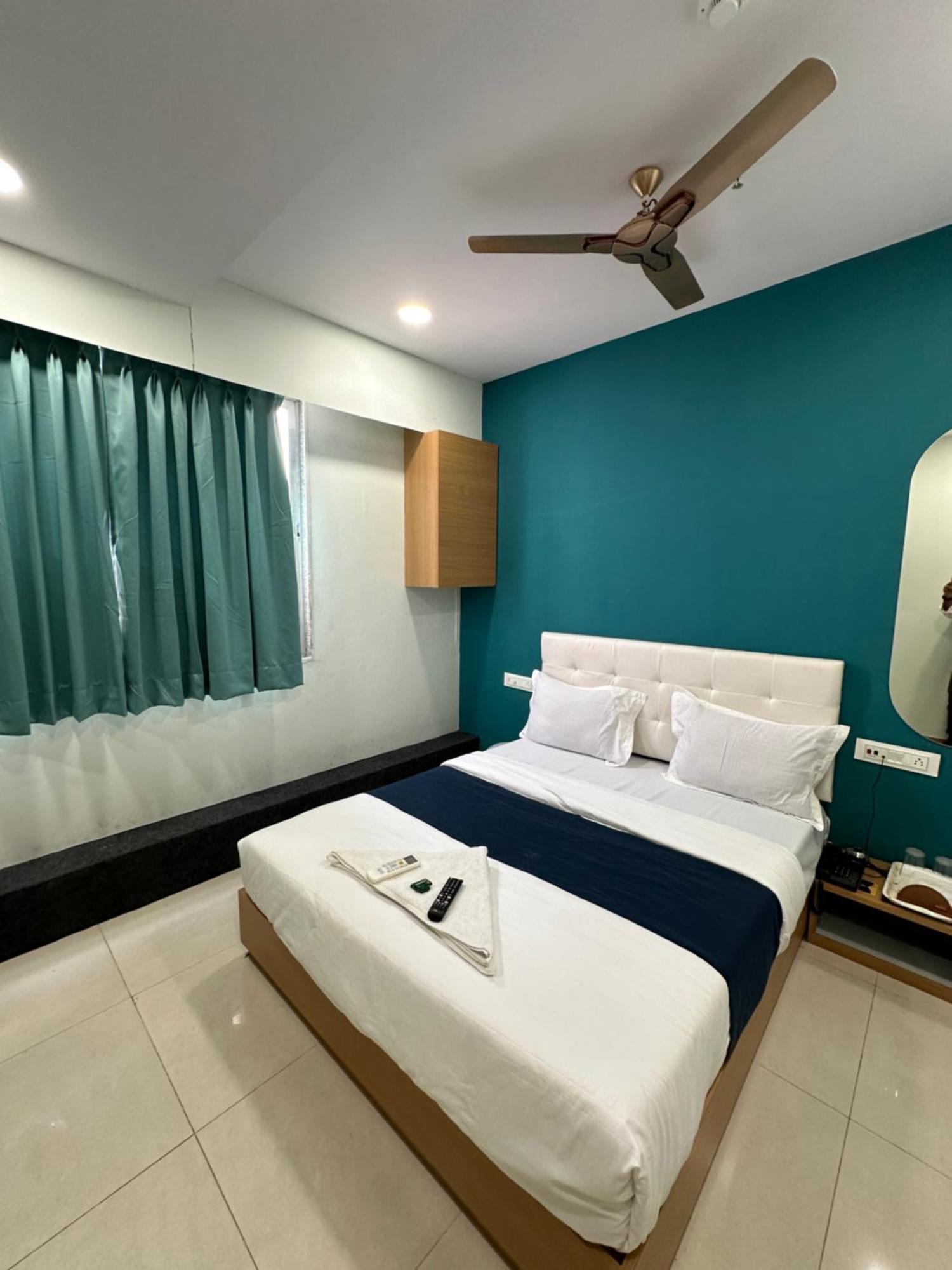 Hotel Sky Palace Adajan سورات المظهر الخارجي الصورة